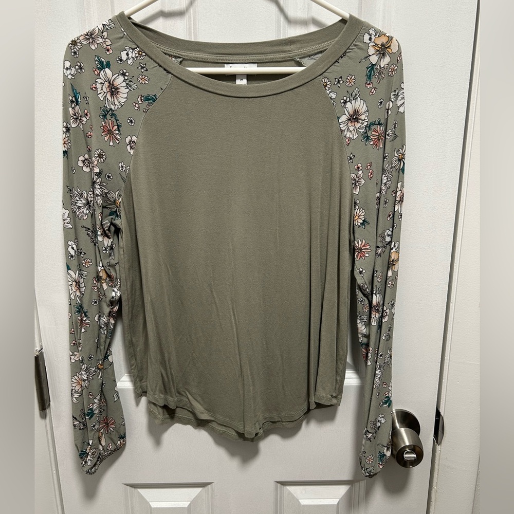 💙🪷 Gray-Green Top with Floral Sleeves
